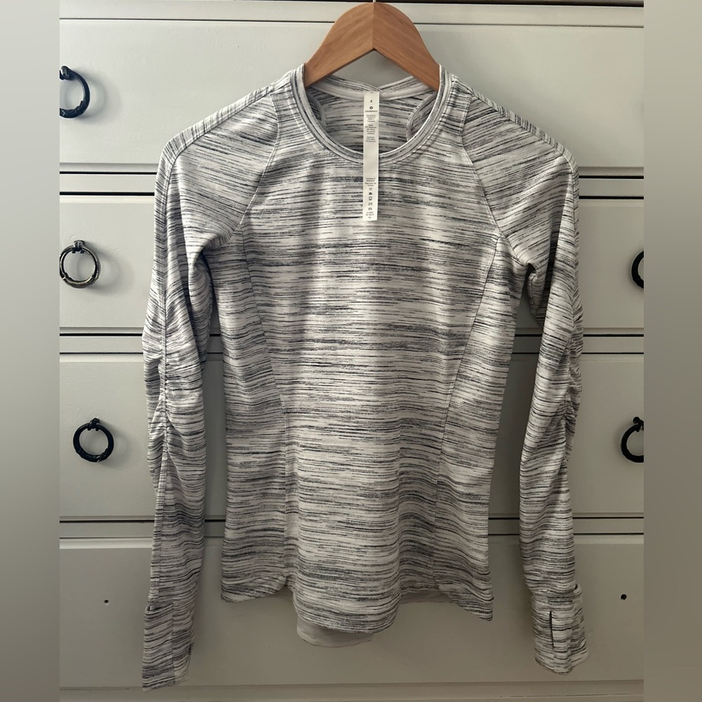 Lululemon fitted woman’s pullover white with gray pattern size 4